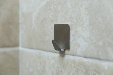 Kiremit üzerindeki giysiler için metal kanca. Havlular için duvar kancası.
