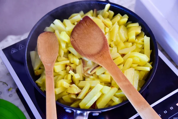 Cottura Cucina Due Cucchiai Legno Patate Fritte Una Padella Ghisa — Foto Stock