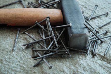 El aletleri, eski aletler. İnşaat yüzeyinde çekiç ve çivi var. Yakın plan..