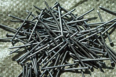 Yapı yüzeyine saçılmış bir çivi yığını..