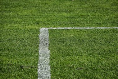 Yapay yeşil çim futbol sahası üzerinde beyaz hat işaretleme.