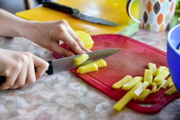 Bambino Cucina Taglia Patate Sulla Tavola Cucinare Patate Fritte Casa — Foto Stock