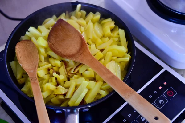 Cottura Cucina Due Cucchiai Legno Patate Fritte Una Padella Ghisa — Foto Stock