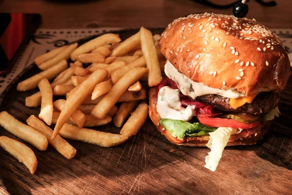Detailní Záběr Chutného Hamburgeru Hovězím Mletým Masem Podávaným Hranolkama Dřevěném — Stock fotografie