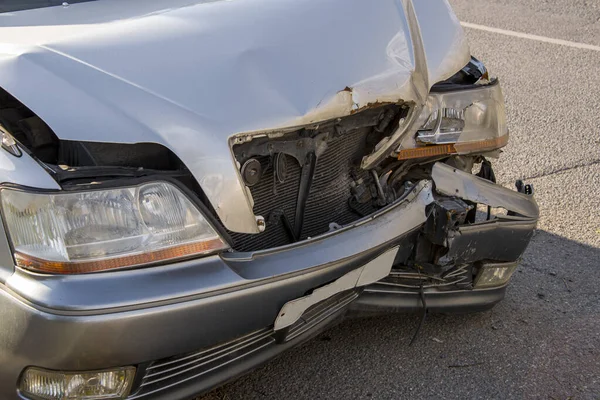 Otoyolda araba kazası. Sokakta trafik kazası, şehirde kazadan sonra hasarlı arabalar. trafik kazası.
