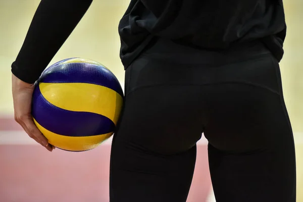 Мяч Бёдрах Волейболистки — стоковое фото