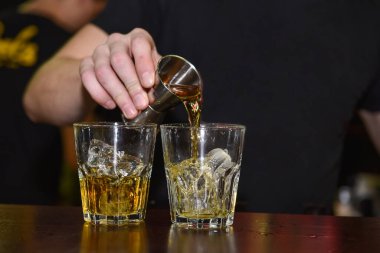 Buz ile gözlük içine taze alkollü içki dökülen barmen cubes Çubuğu'nda sayaç.