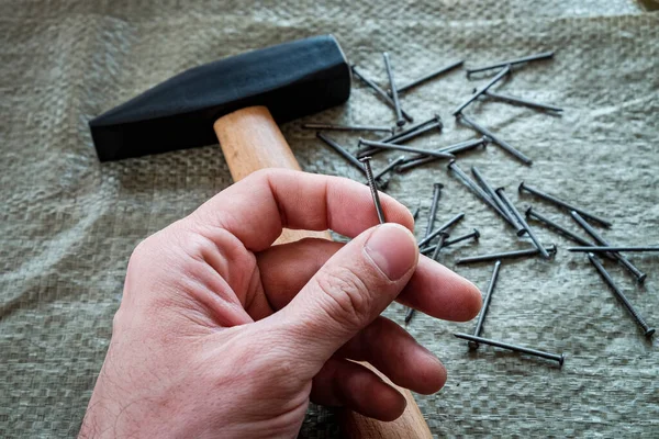 Metalen Spijkers Hand Van Een Man Achtergrond Een Hamer Een — Stockfoto