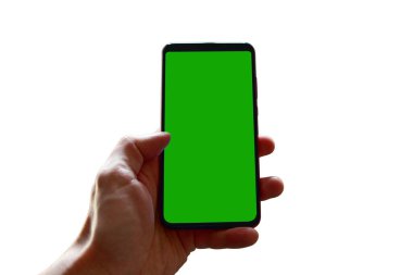 Krom ekranlı cep telefonu cihazını tutan adamın elini kapat. beyaz üzerine izole.