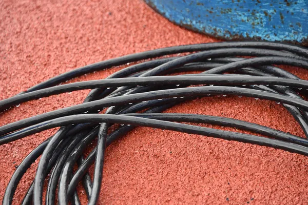 Kabel Hitam Dengan Hujan Tetes Jalan — Stok Foto