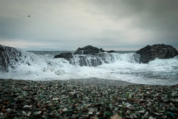 Ondas Mar Com Salpicos Espuma Lavar Sobre Pedras Rochosas — Fotografia de Stock