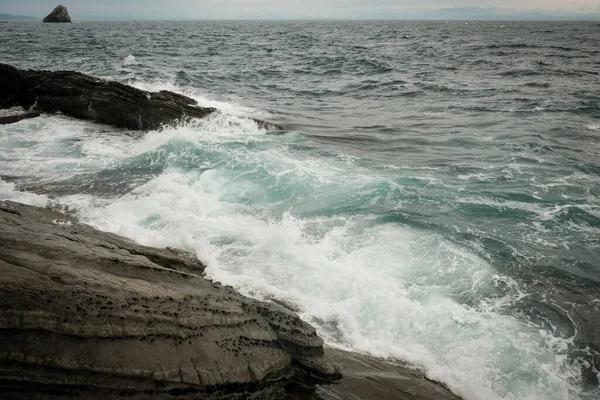 Θαλάσσια Κύματα Πιτσιλιές Και Αφρόλουτρο Πάνω Από Τις Βραχώδεις Πέτρες — Φωτογραφία Αρχείου