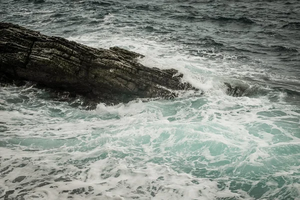 Θαλάσσια Κύματα Πιτσιλιές Και Αφρόλουτρο Πάνω Από Τις Βραχώδεις Πέτρες — Φωτογραφία Αρχείου