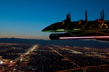 Las Vegas, Nevada, ABD - 10 Şubat: X Stratosfer kulesinin tepesinde gece çığlık atarak gezinti.
