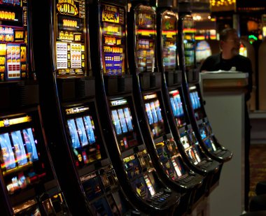 Las Vegas, Nevada, Usa - 10 Şubat: Eğlence alanında kumarhane kumar makineleri.