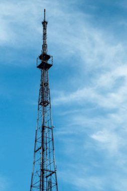 Telekomünikasyon kulesi. Küçük bir kasabada cep telefonu ve televizyon istasyonu..