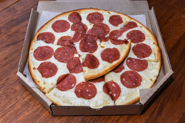 Färsk Pizza Kartong Träbord Ovanifrån — Stockfoto