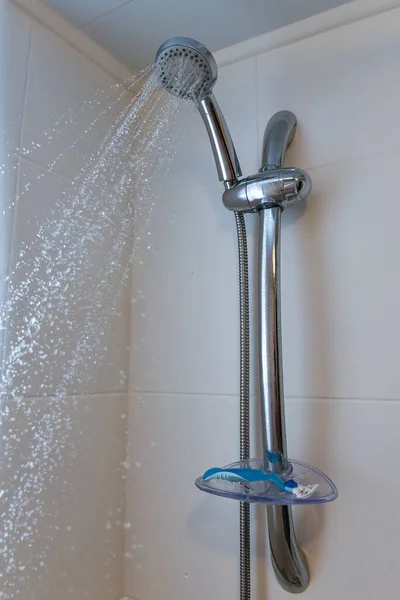 淋浴头在浴室里 水滴流淌 — 图库照片