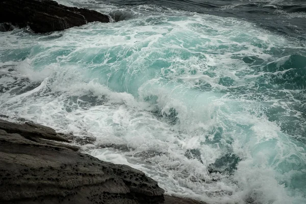 Ondas Mar Com Salpicos Espuma Lavar Sobre Pedras Rochosas — Fotografia de Stock