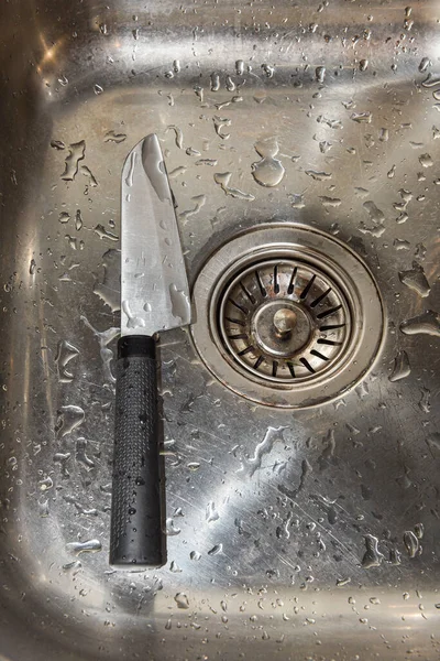 水槽中的小刀 — 图库照片