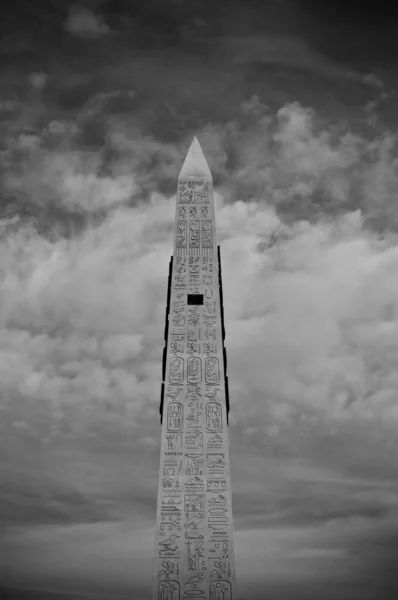 拉斯维加斯卢克索酒店外的方尖碑与乌云相映成趣的黑白照片 — 图库照片