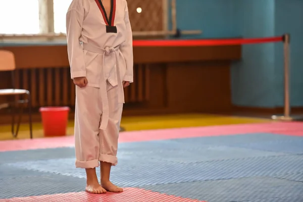 Παιδιά Taekwondo Ένα Αγόρι Αθλητής Στέκεται Μια Στολή Taekwondo Μια — Φωτογραφία Αρχείου