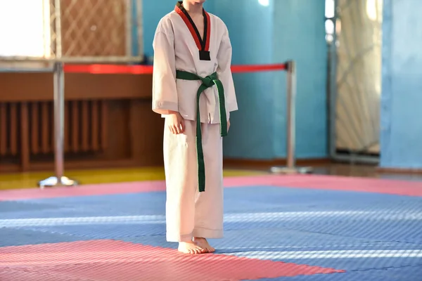 Παιδιά Taekwondo Ένα Αγόρι Αθλητής Στέκεται Μια Στολή Taekwondo Μια — Φωτογραφία Αρχείου