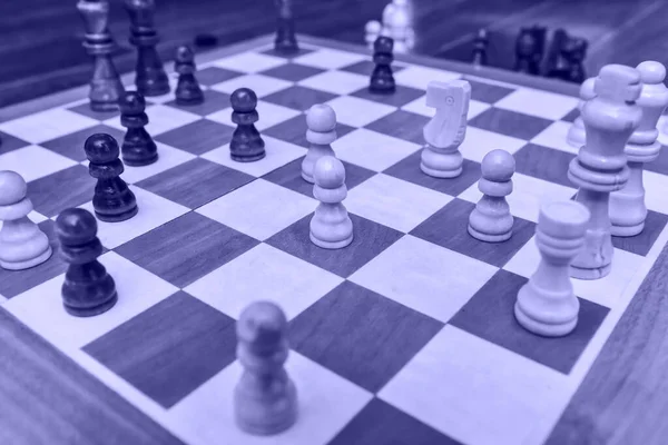 Bir Satranç Oyunu Sırasında Beyaz Siyah Satranç Taşları Güvertede Durur — Stok fotoğraf