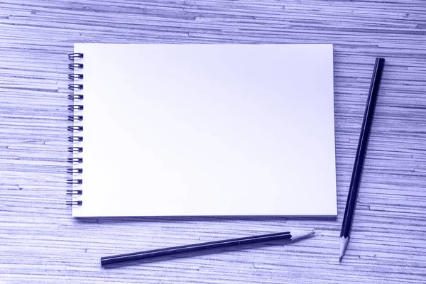 Caderno Com Dois Lápis Sobre Fundo Madeira Espaço Trabalho Acolhedor — Fotografia de Stock