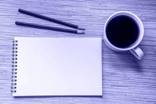 Eine Tasse Kaffee Notizbuch Mit Zwei Bleistiften Auf Holzgrund Gemütlicher — Stockfoto