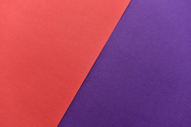 Soyut geometrik kağıt arka plan. Menekşe ve kırmızı moda renkler. Bir davetiye kartı, tebrik kartı ya da web tasarımı için arka plan. Yaratıcı kopyalama alanı, düz uzanma.