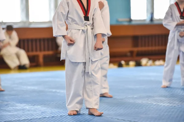 Taekwondo Kinder Ein Junger Athlet Steht Einer Taekwondo Uniform Mit — Stockfoto