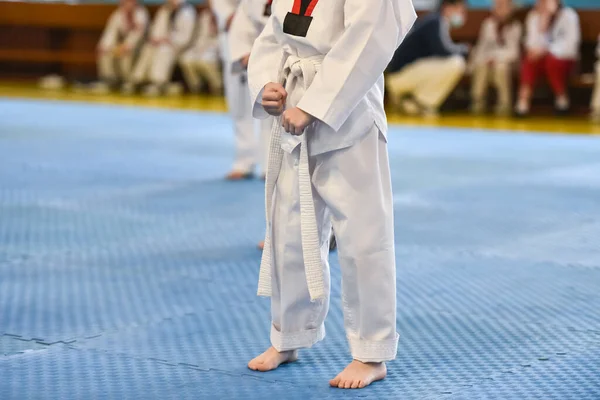 跆拳道的孩子跆拳道比赛中 一名身穿跆拳道制服 系着白腰带的男孩站在那里 — 图库照片