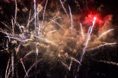 Şenlikli güzel havai fişekler gece şehrin üzerinde.