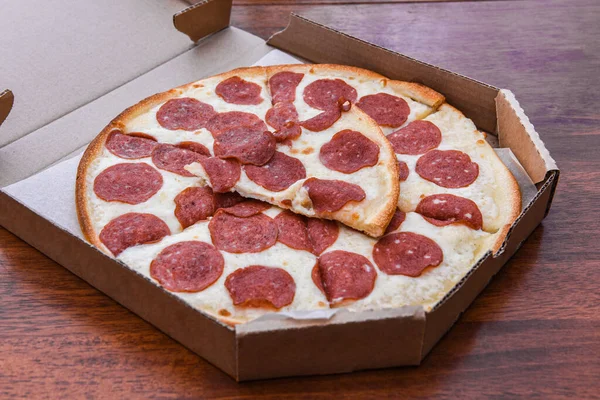 Pepperoni Pizza Öppen Kartong Träbord Närbild — Stockfoto