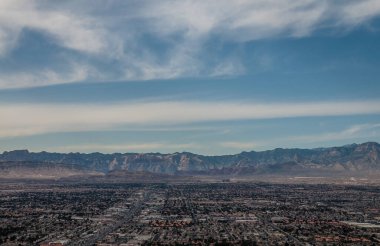Günbatımının en güzel manzarası, dağlar ve evler, Las Vegas, Nevada, ABD.