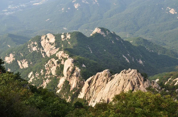 Bukhansan Ulusal Parkı 'ndaki dağ zirveleri, Seul, Güney Kore.