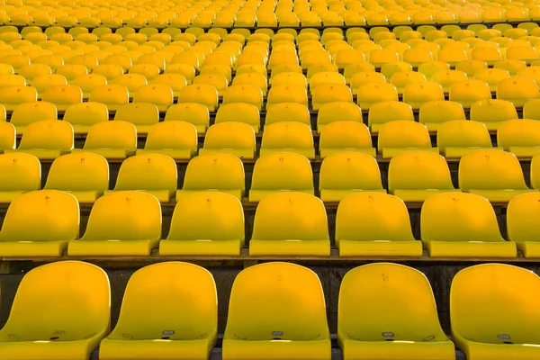 Spousta Řad Žlutými Sedadly Pro Lidi Fotbalovém Hřišti Létě — Stock fotografie
