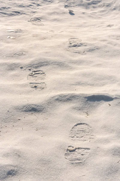 Fußabdrücke Schnee Unter Sonnenlicht Aus Nächster Nähe — Stockfoto