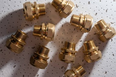 çeşitli pirinç ve metal tesisat malzemeleri..