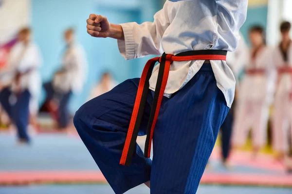 Tekvando çocuk sporcusu. Çocuk tekvando turnuvası sırasında egzersiz yapmak..