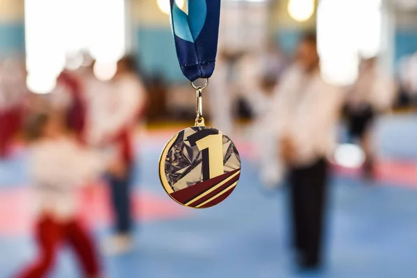 Goldmedaille Auf Verschwommenem Hintergrund Medaille Für Den Ersten Platz Einem — Stockfoto