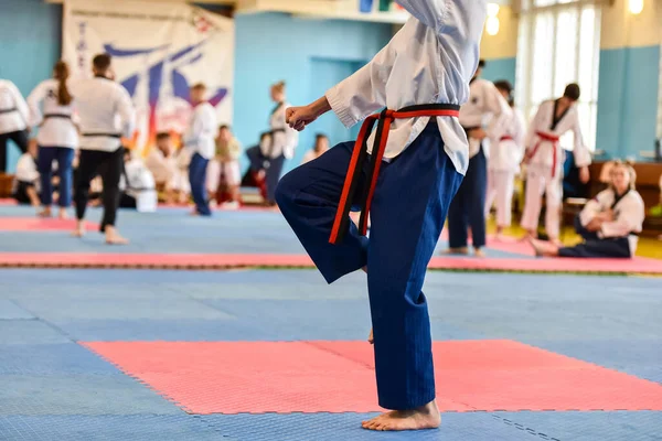 Παιδιά Taekwondo Αθλητής Εκτέλεση Μιας Άσκησης Κατά Διάρκεια Ενός Παιδικού — Φωτογραφία Αρχείου