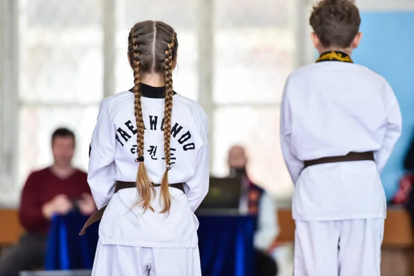 Taekwondo Παιδιά Αθλητής Σταθεί Στο Γήπεδο Πριν Από Την Άσκηση — Φωτογραφία Αρχείου