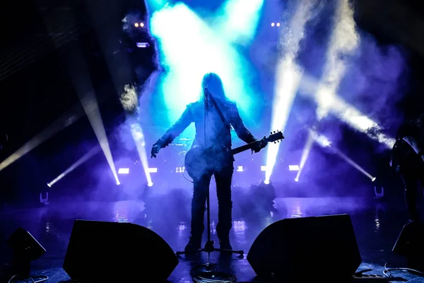 Silhouette Singer Vocalist Guitar Player Performing Concert Fog Dark Background — Stock Photo, Image