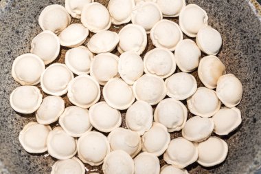 Tavada kızarmış etli börek. Geleneksel Rus küfürü.