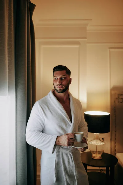 남자가 커피를 마시며 침실에 스톡 이미지