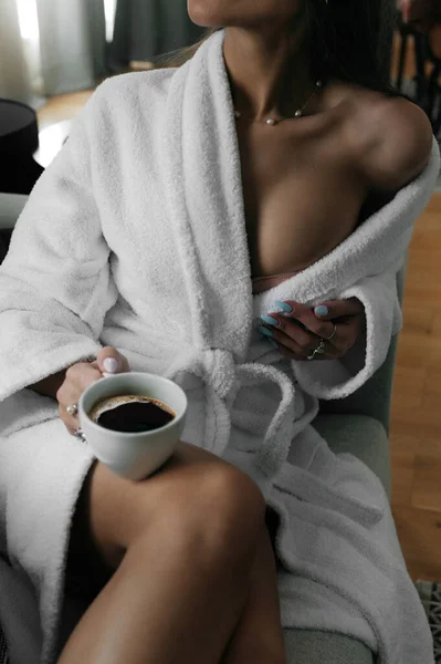 가운을 여자가 커피를 있습니다 로열티 프리 스톡 사진