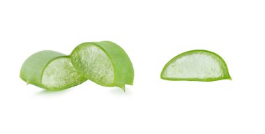 Aloe ayrılıyor, kesiliyor, beyaz bir arkaplanda izole ediliyor.