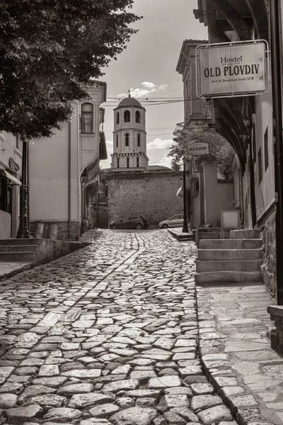 Plovdiv Bułgaria 2022 Schronisko Brukowanej Ulicy Starego Miasta Plovdiv Wieżą — Zdjęcie stockowe